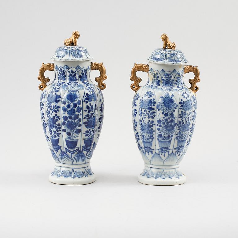 LOCKURNOR, ett par, porslin, Kina, 1800-tal.