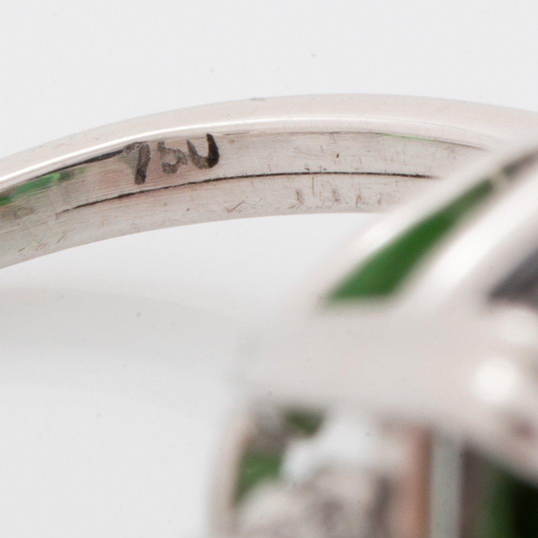 Ring 18K vitguld med en fasettslipad grön turmalin.