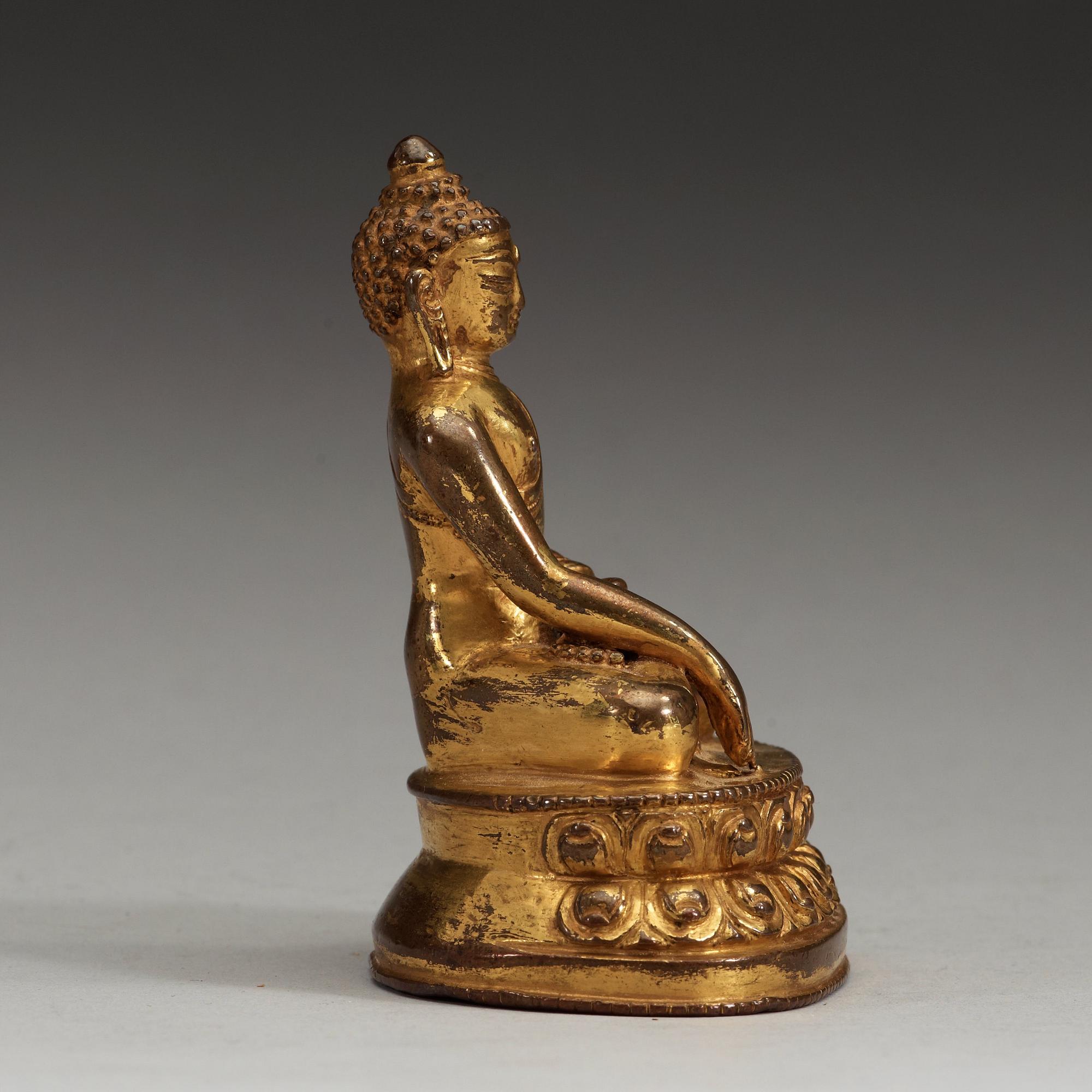 BUDDHA, förgylld brons. Tibet, 1500-tal eller äldre.