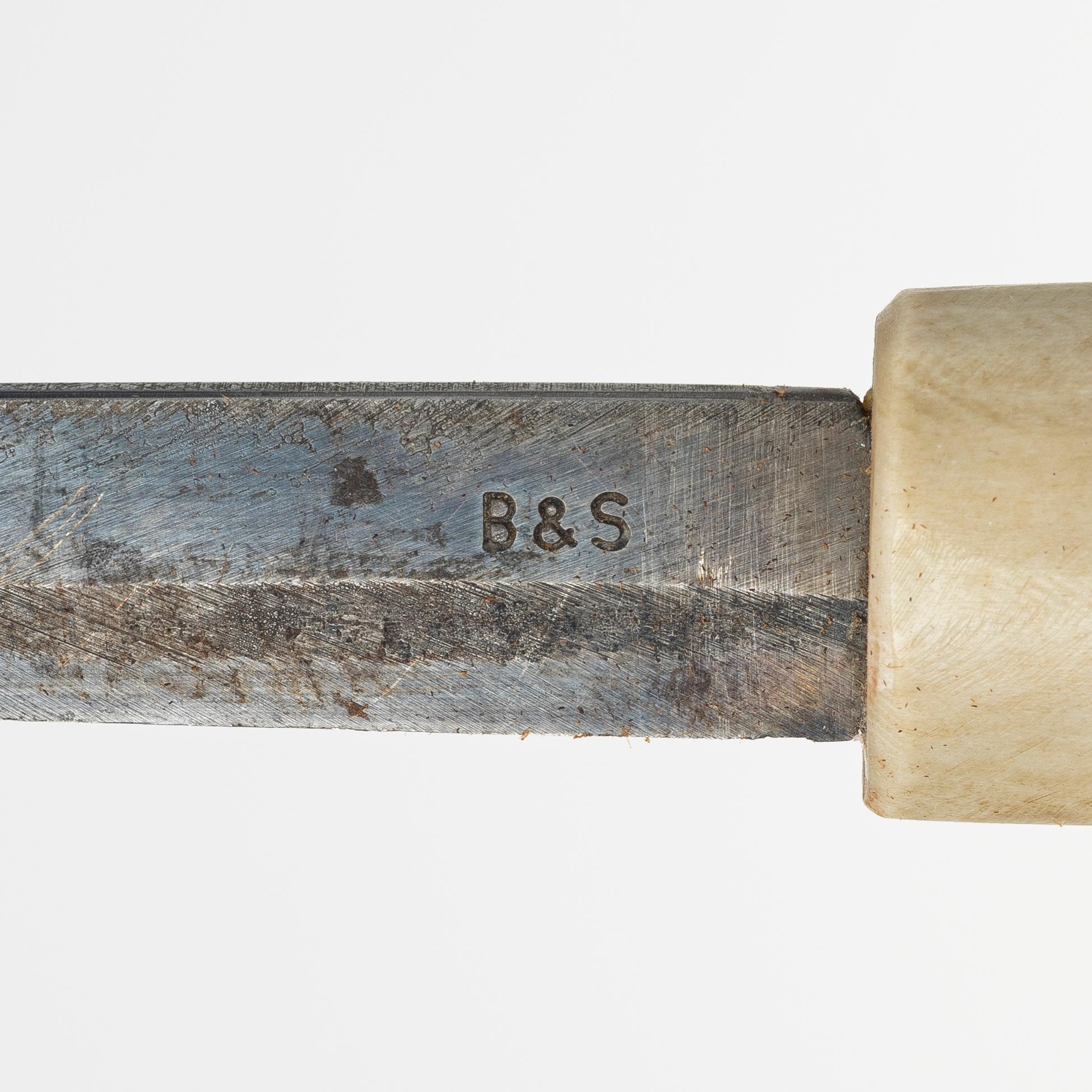 Knivar 4 st, oidentifierade slöjdare, samt en kåsa av Bengt Olav Unga.