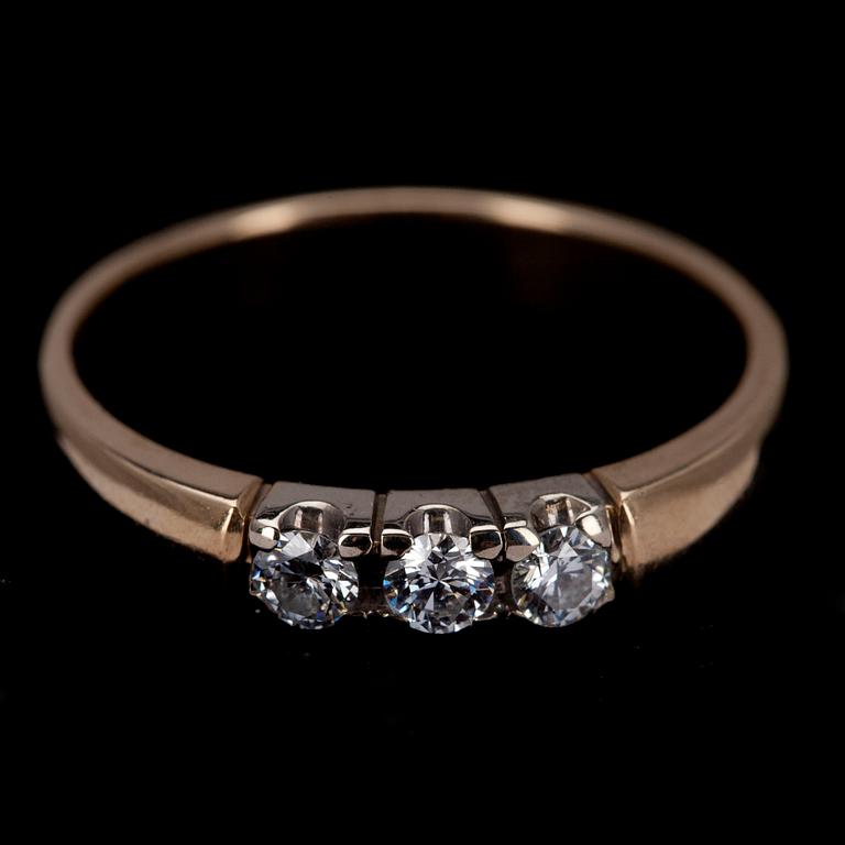 RING, guld 14K, 3 briljantslipade diamanter tot. ca 0,20 ct, finska stämplar 2006. Vikt 3,5 g.