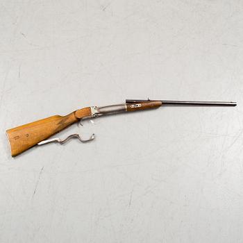 A Oscar Will Bugelspanner air rifle from circa 1915.