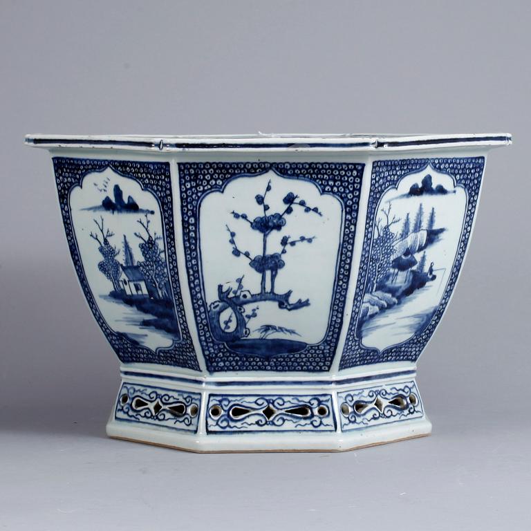 A blue and white flower pot, Qing dynasty, 19th Century.