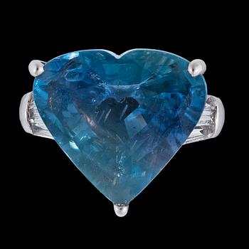 RING, blå hjärtslipad safir, 10.66 ct, med baguetteslipade diamanter, tot. ca. 0.18 ct.