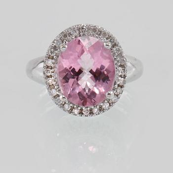 RING, 14K vitguld med ovalsipad rosa topas samt små briljantslipade diamanter. Vikt 5,2 g.