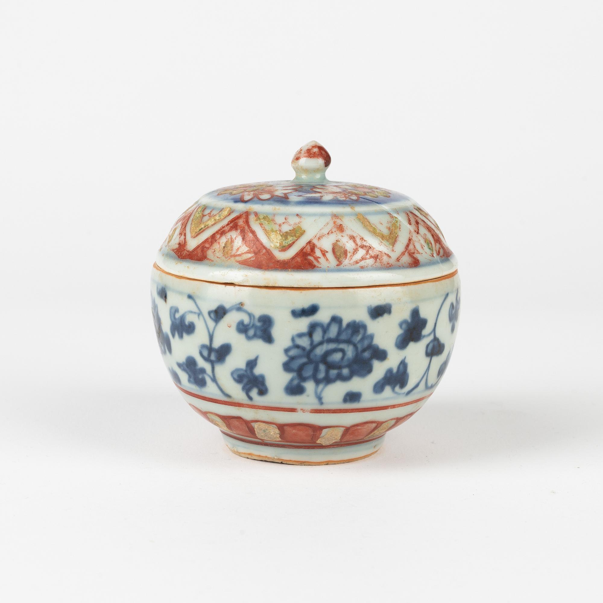 A blue and white box with cover, decorated in enamels, Ming dynasty (1368-1644).