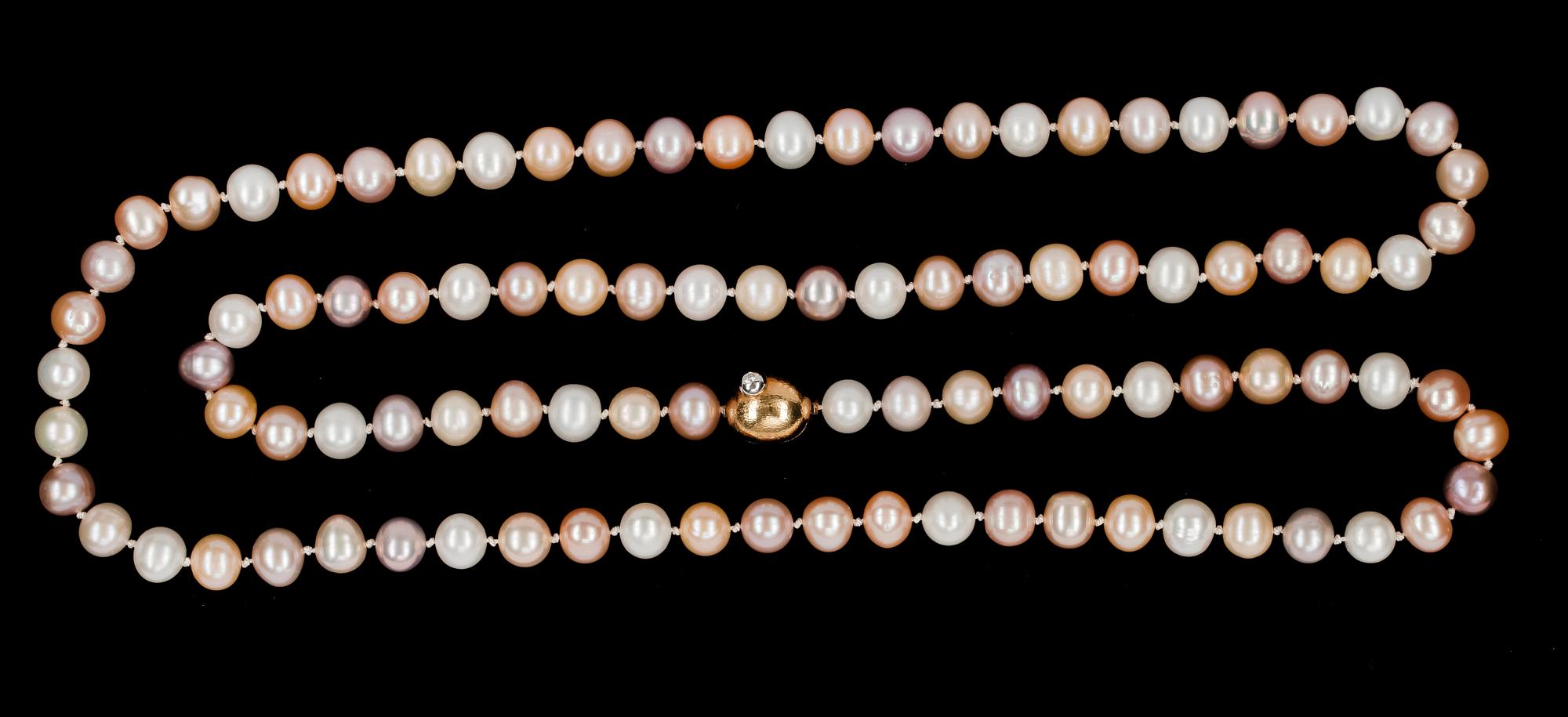 Ole Lynggaard, COLLIER, Ole Lynggaard, olika rosafärgade sötvattenspärlor med lås med briljantslipad diamant, tot. ca 0.03 ct.