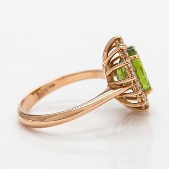 Ring, faceted peridot, diamonds, 18K gold.