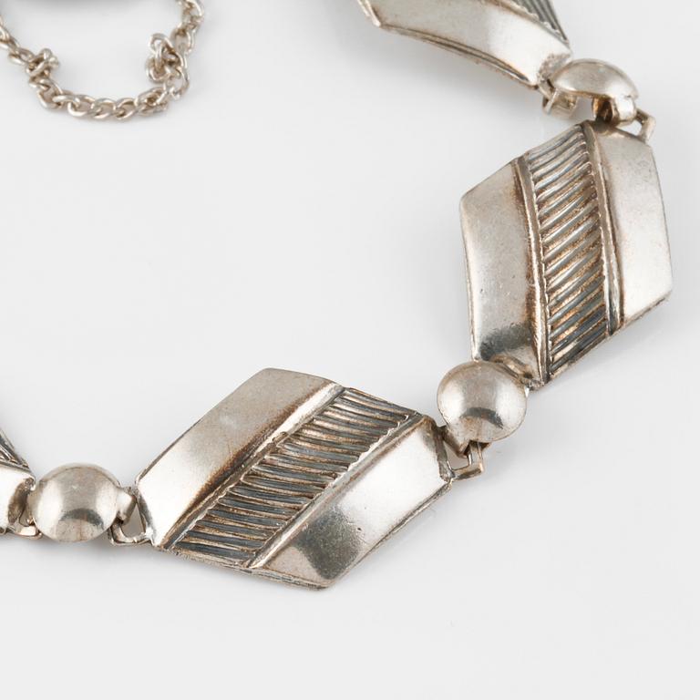 ARMBAND, 3 st, silver, delvis Atelier Borgila, 1958. Vikt 73,6 gram.
