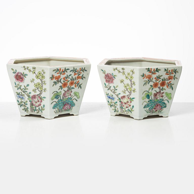 Ytterfoder, ett par, porslin, Kina, modern tillverkning.