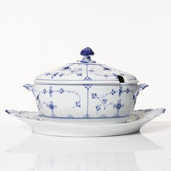 Royal Copenhagen, a tureen with lid and stand, 'Musselmalet', Denmark, 1889-1922.