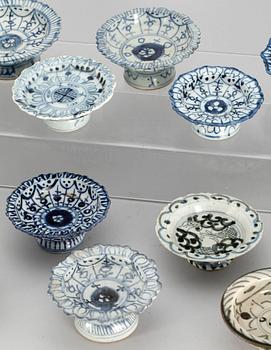 SKÅLAR PÅ FOT, 18 st, porslin, Kina, 1800/1900-tal.