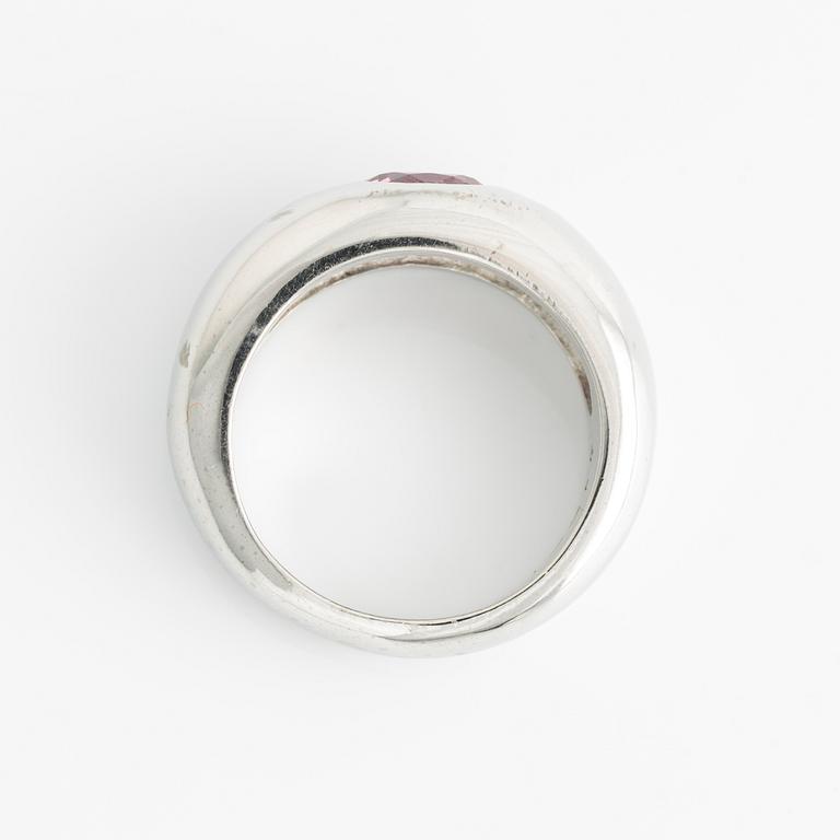 Ring 18K white gold with pink sapphire.