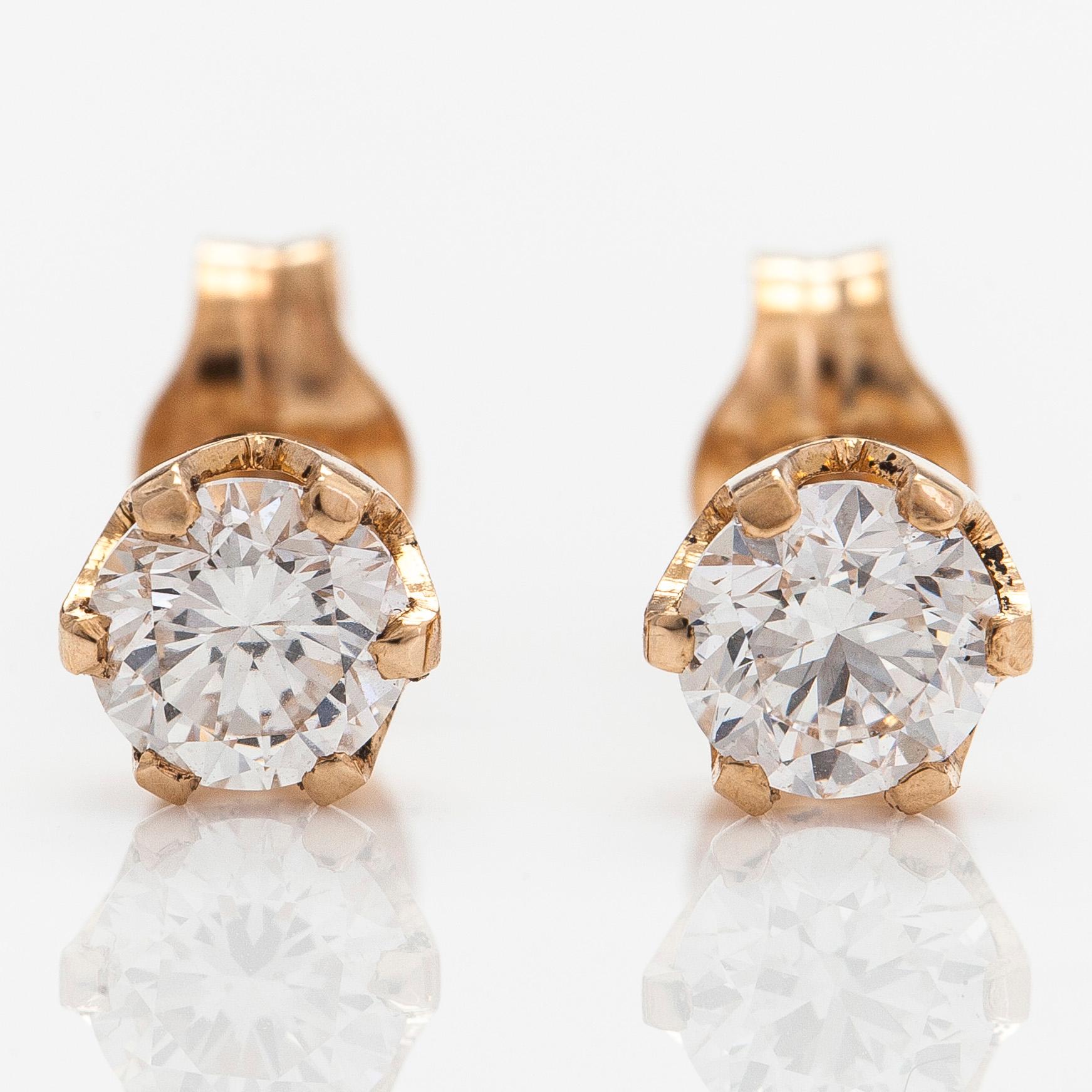 Korvakorut, 14K kultaa briljanttihiottuja  timantteja yhteensä noin 0.60 ct,  GIA- todistuksilla.