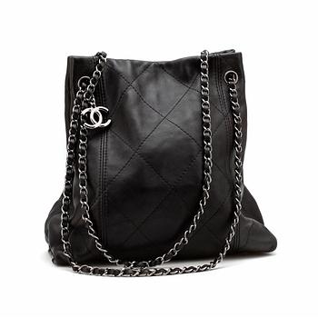 691. CHANEL, a quilted black leather shoulder bag.