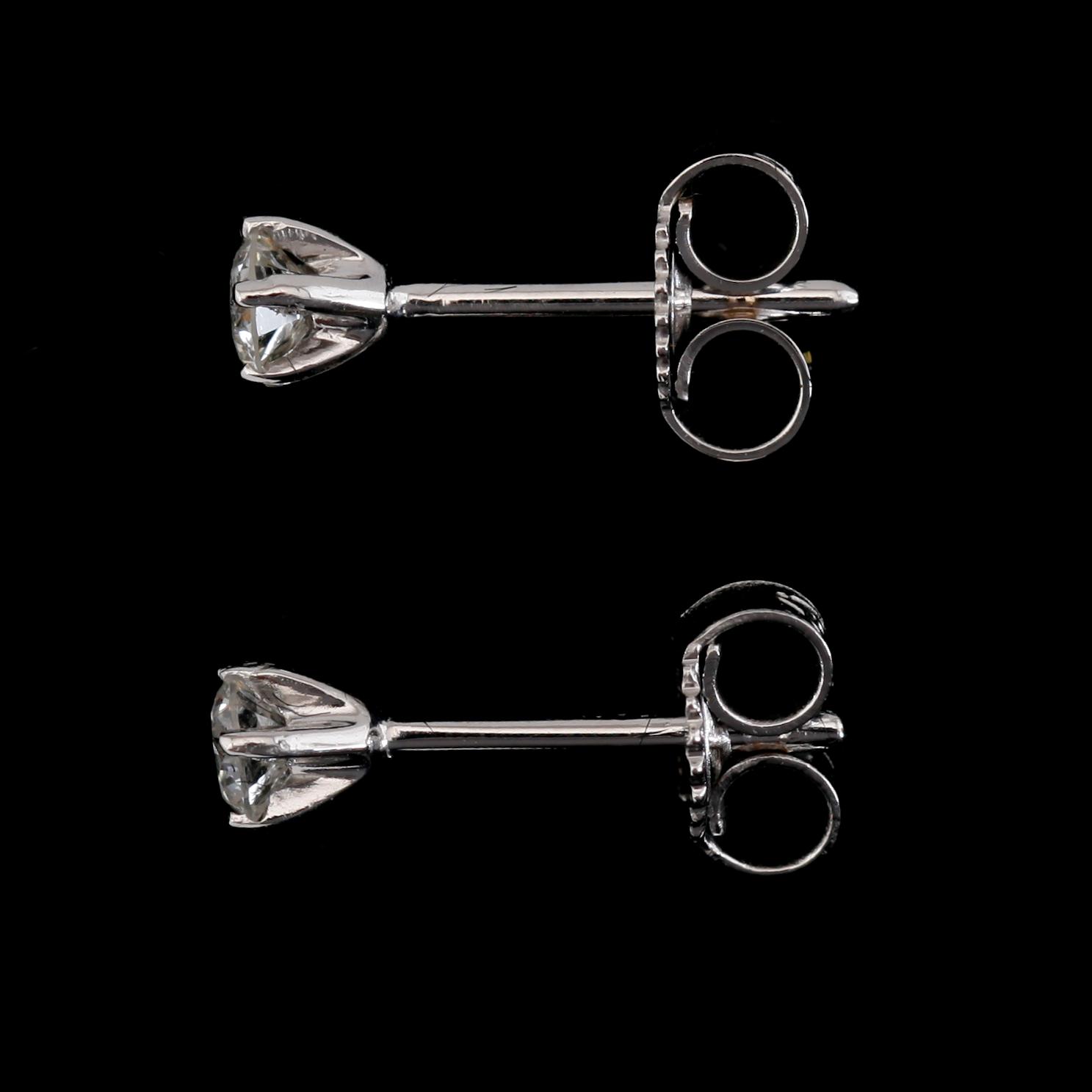 ÖRHÄNGEN, 1 par, 18K vitguld, solitära briljantslipade diamanter tot ca 0.27 ct.