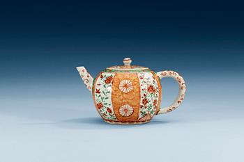 588. A famille verte teapot with cover, Qing dynasty, Kangxi (1662-1722).
