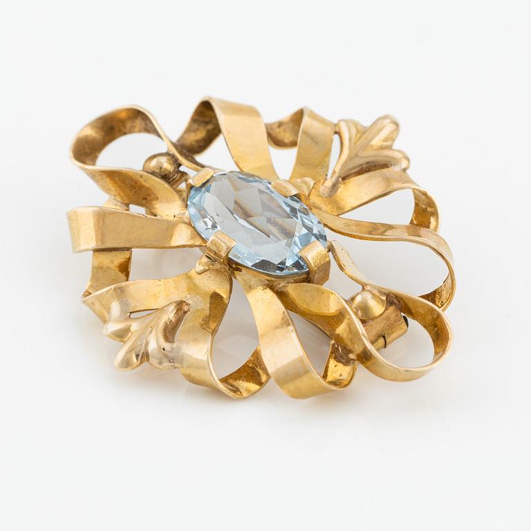 Brooch, 18K gold with synthetic blue spinel.