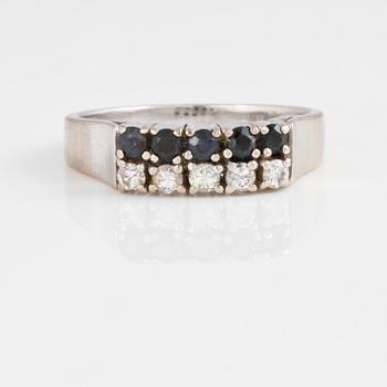 RING, 18K vitguld med briljantslipade diamanter samt  fasettsliapde blå safirer. Vikt 4,6 gram.