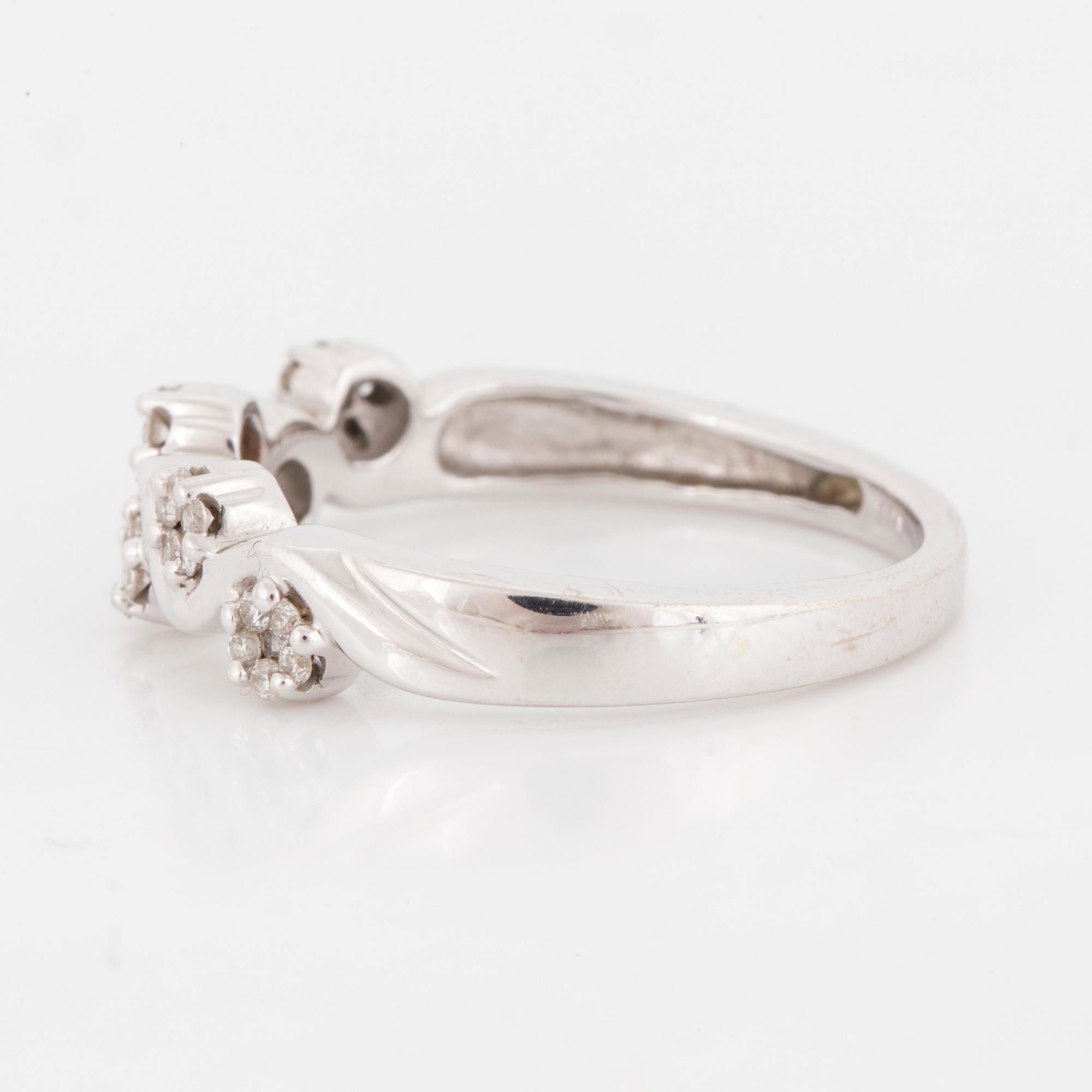 ALLIANSRING, vitguld med små briljanter i en blomsterslinga, ca 0.20 ct.