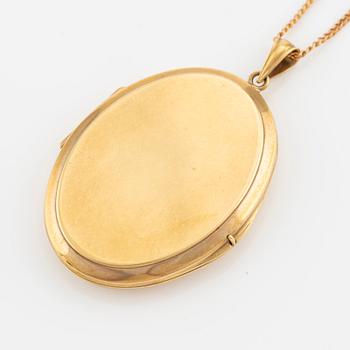 A locket/pendant 18K gold.