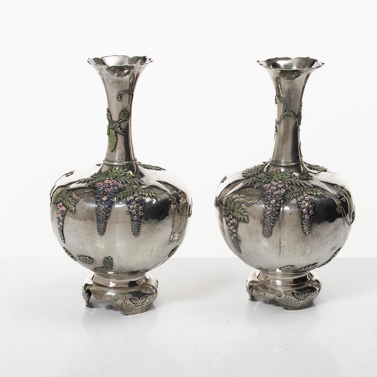 Vaser, ett par, silver, Japan, Meiji (1868-1912).