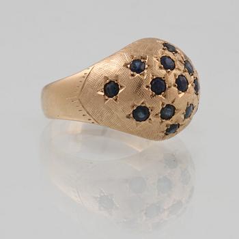 RING, 18K guld med fasettslipade blå safirer. Vikt 4,7 gram.