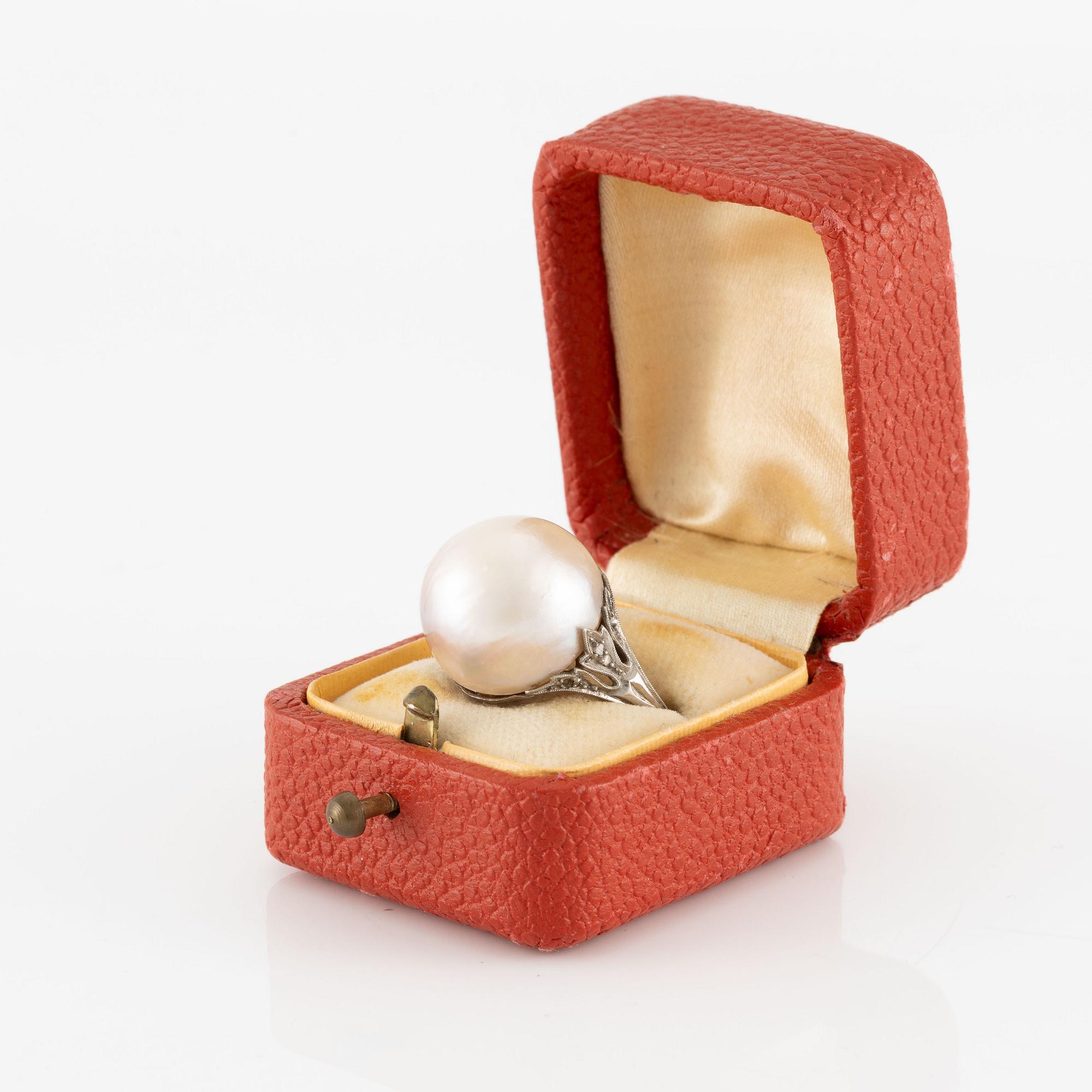 Ring in 18K white gold with a cultured mabe pearl and rose-cut diamonds.
