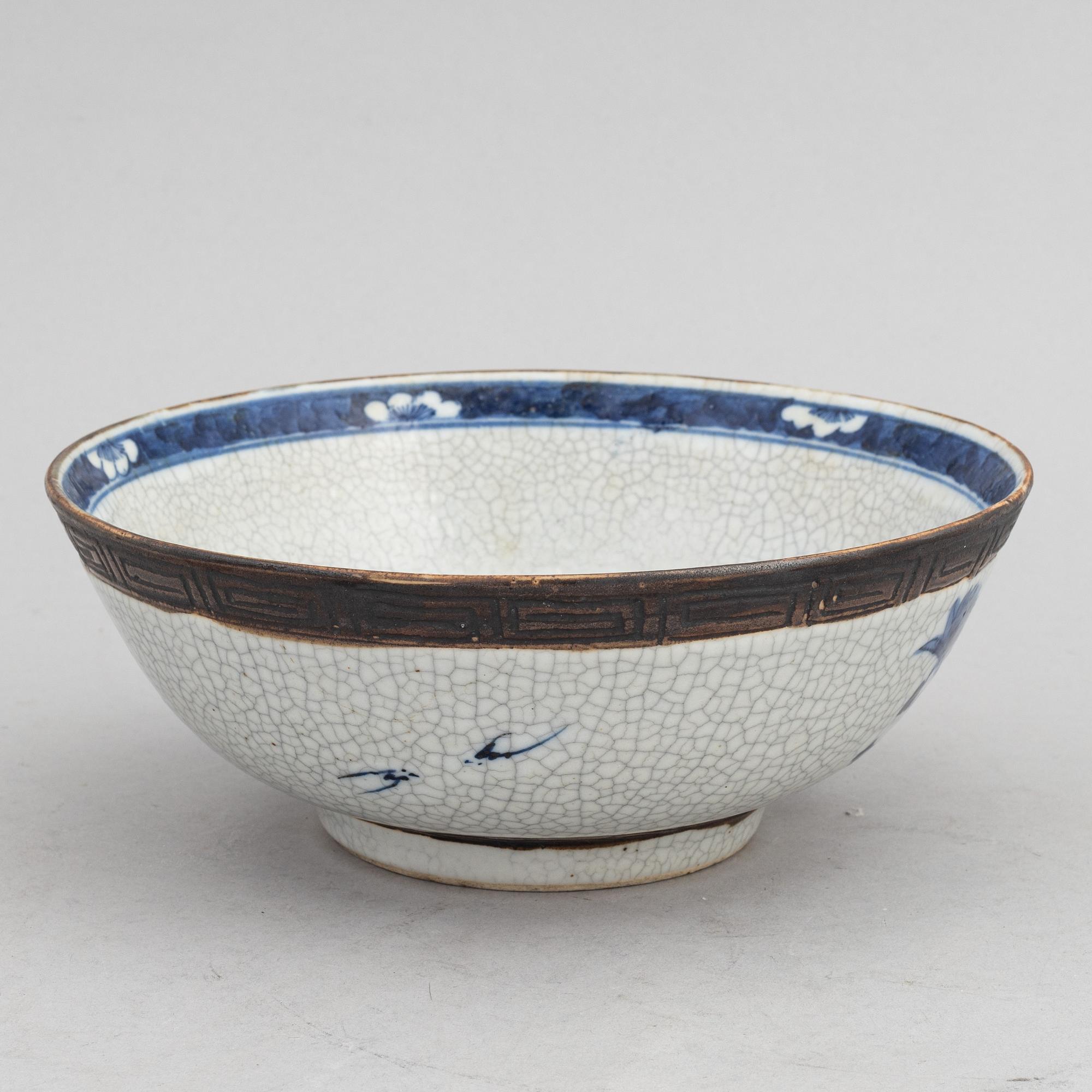 A group of Chinese blue and white porcelain vases and a bowl, 20th century.