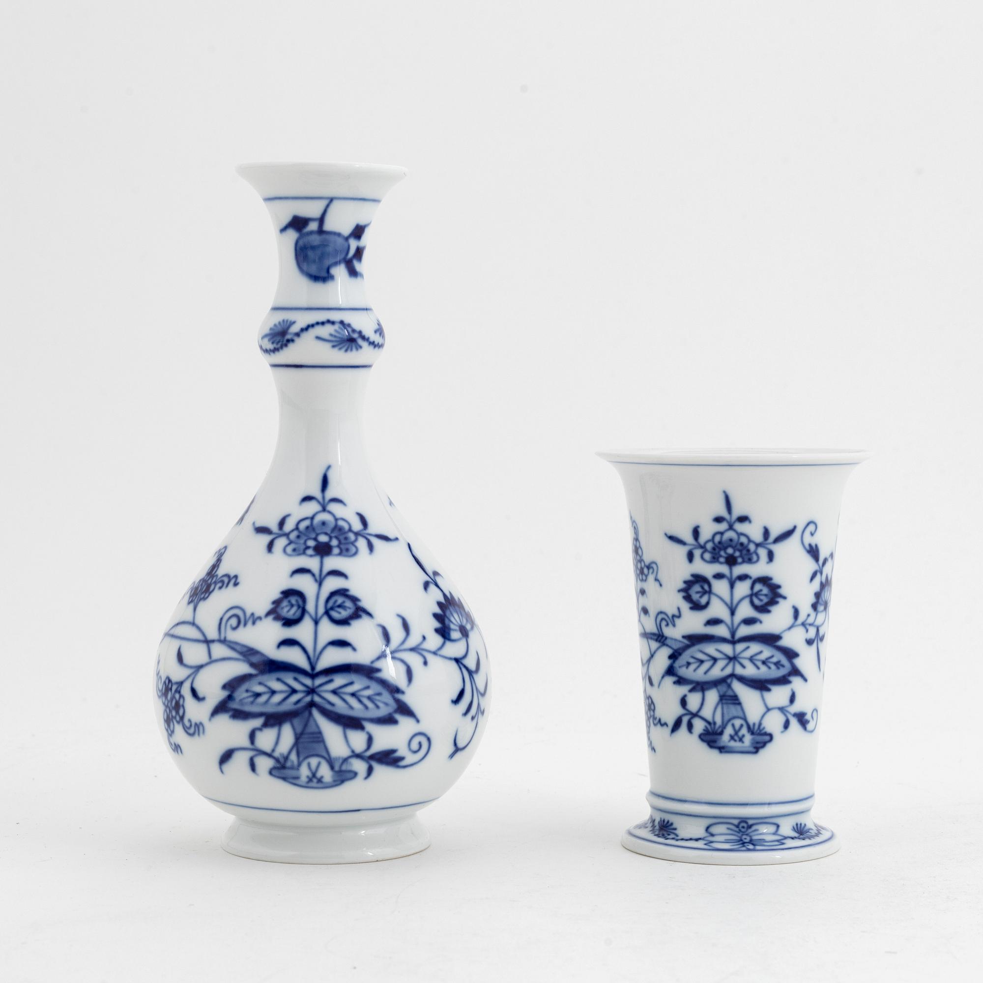 Servisdelar, 7 st, porslin,
"Zwiebelmuster/Lökmönstret", Meissen, 1900-talets första hälft.