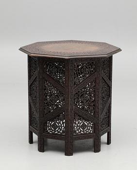 BORD, orientaliskt. 1900-tal.