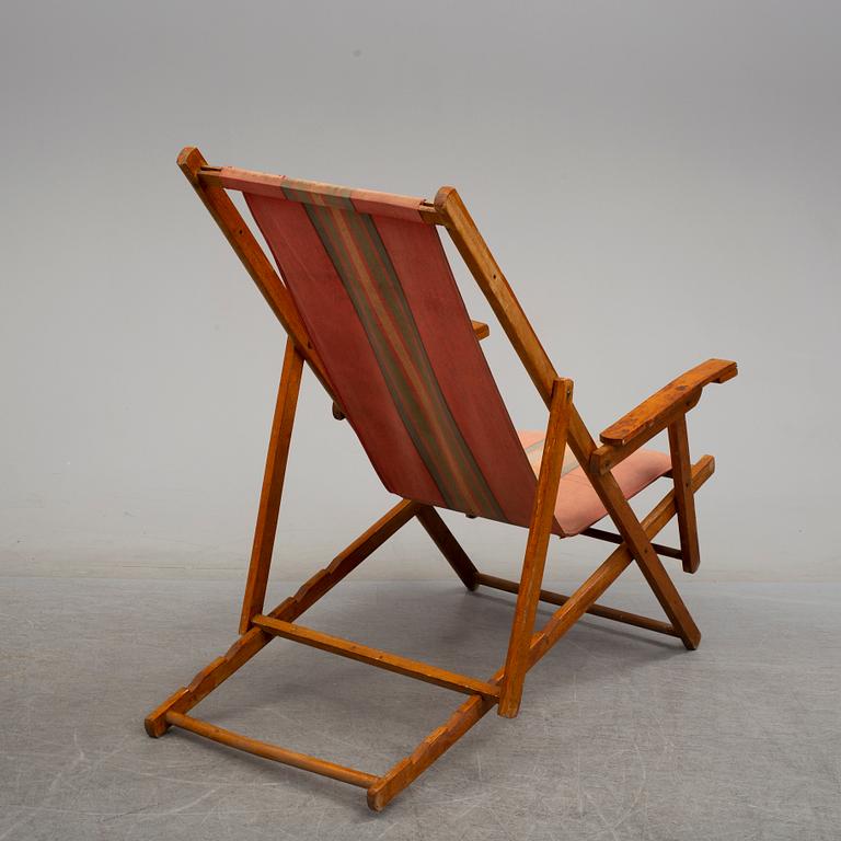 A pair of second half of the 20th century beachchairs.