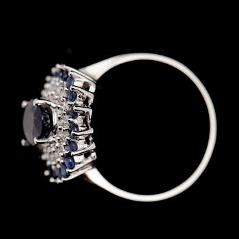 RING, 10 k vitguld, safirer tot  ca 2.96 ct samt briljantslipade diamanter tot 0.53 ct.