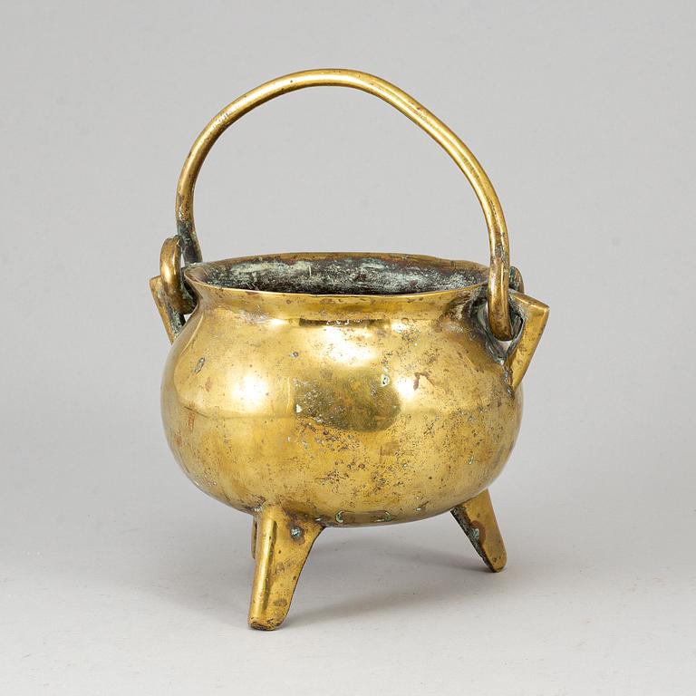 A bronze cauldron, 17th/18th century.