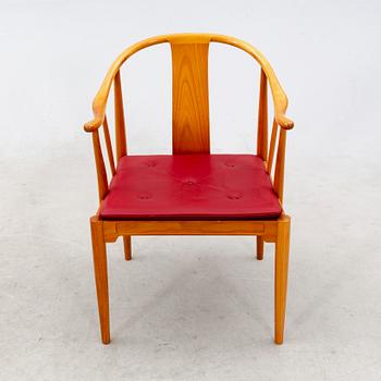 Hans J Wegner, karmstolar ett par "Kina-stolen" för Fritz Hansen, Danmark, daterade 1994.