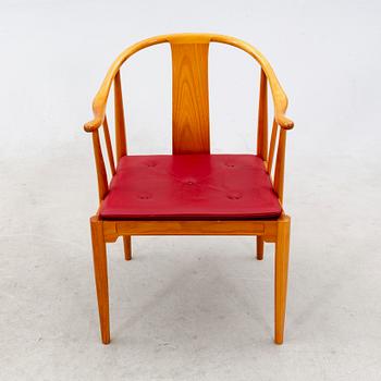 Hans J Wegner, karmstolar ett par "Kina-stolen" för Fritz Hansen, Danmark, daterade 1994.