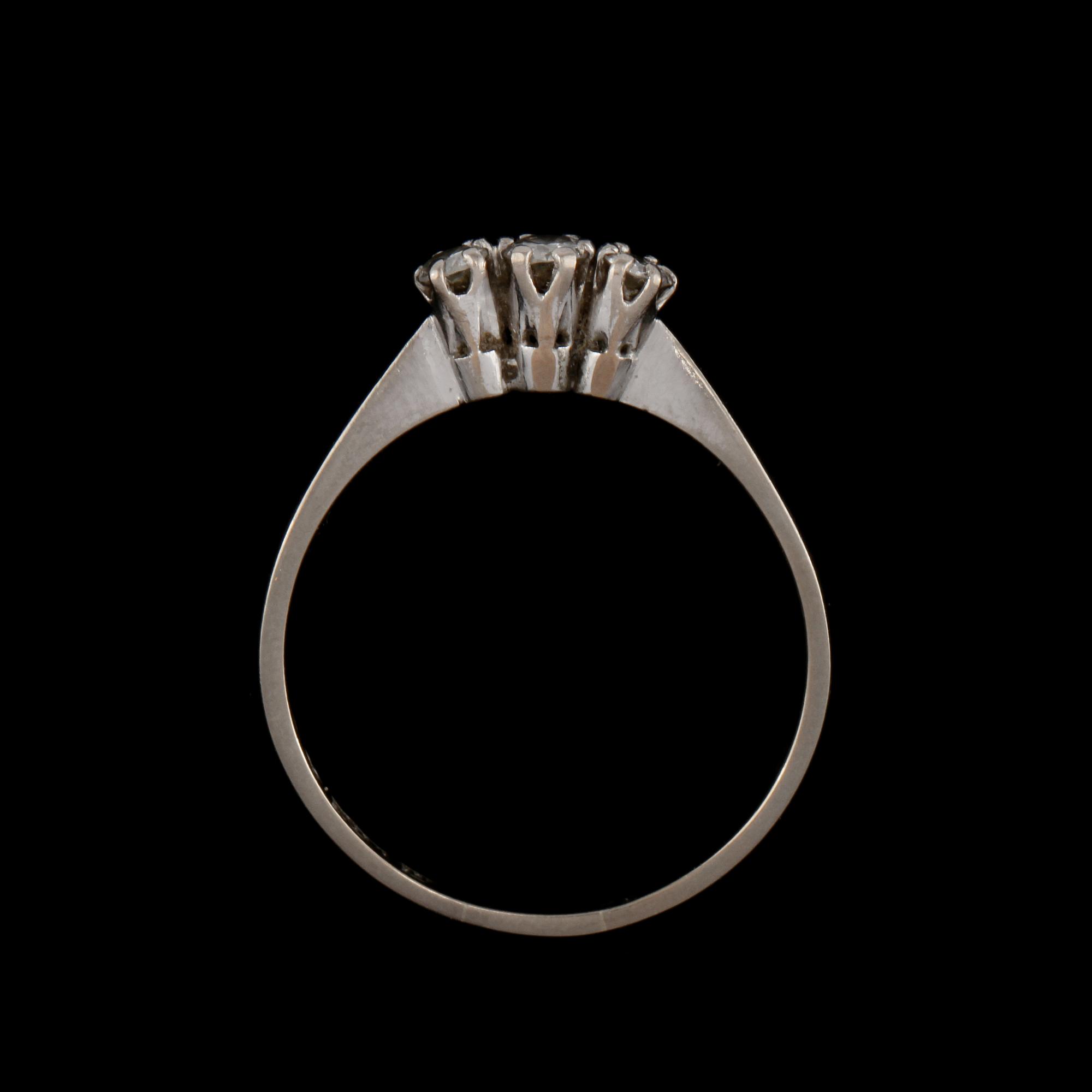 RING, 18K med 3 briljantslipade diamanter, totalt 0.33 ct, M Back, Stockholm, 1970. Vikt 3 g.
