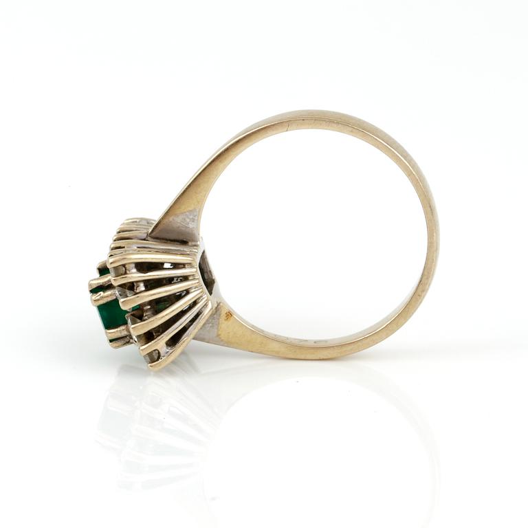 RING, 18K vitguld med smaragd ca 0,76 ct, och briljantslipade diamanter, tot ca 0,60 ct. Vikt 5,18 g.