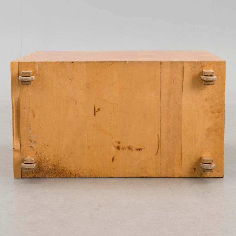 An early 1930s 'B96' drawer unit for O.Y. Huonekalu-ja Rakennustyötehdas A.B. Finland.