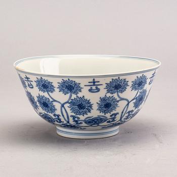 A blue and white lotus bowl, Qing dynasty, Kangxi (1662-1722).