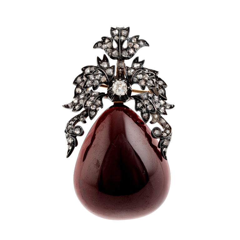 Brosch med stor karbunkel (granat) och gammal- och rosenslipade diamanter.