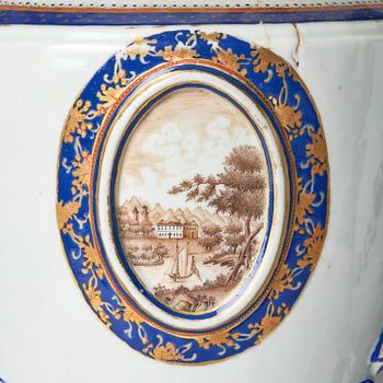 Urnor, ett par, kompaniporslin. Qingdynastin, Qianlong (1736-95).