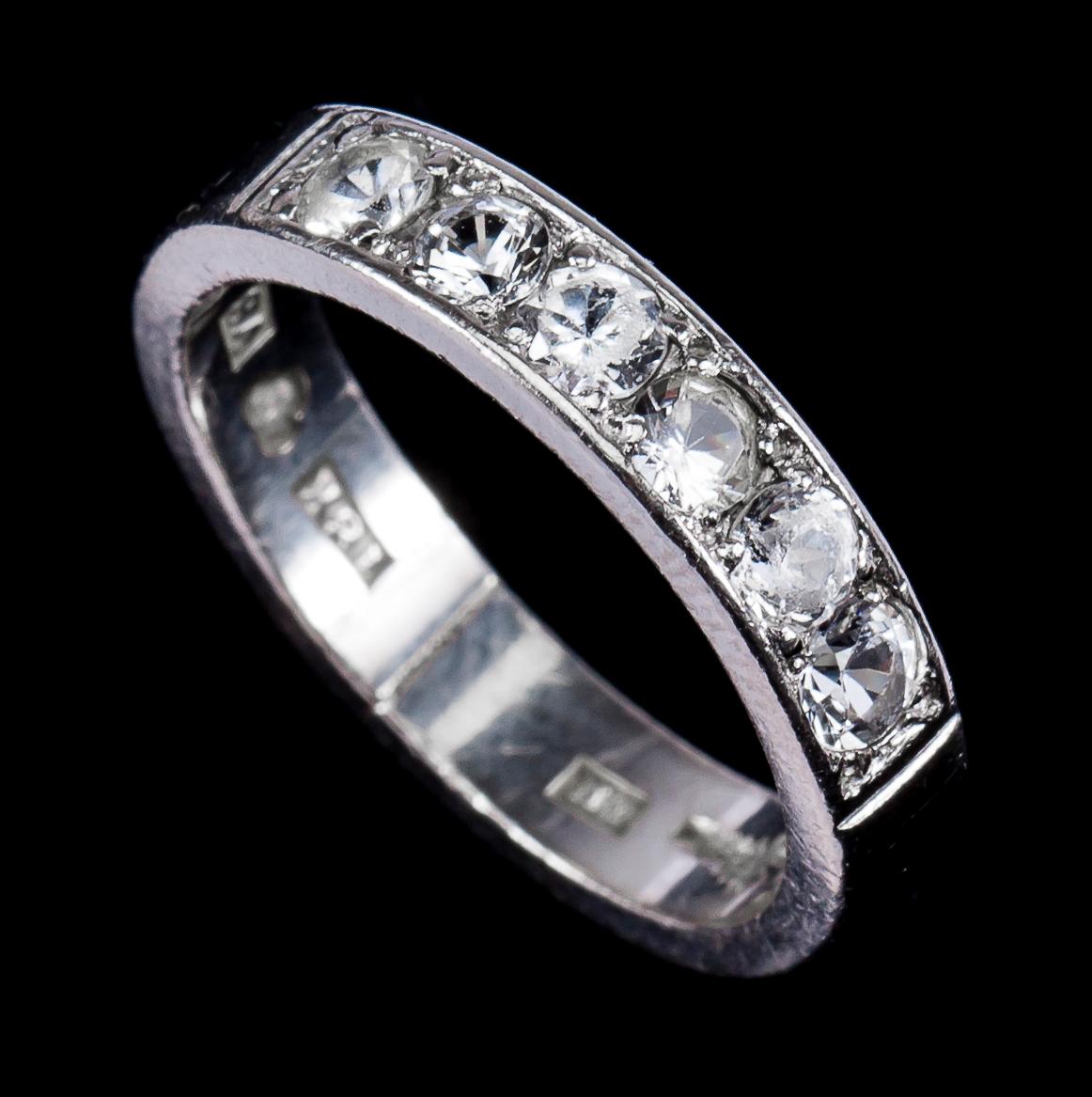 RING, 18 k vitguld med vita stenar, troligtvis bergkristall, Wiwen Nilsson, 1947. Vikt ca 6 g.