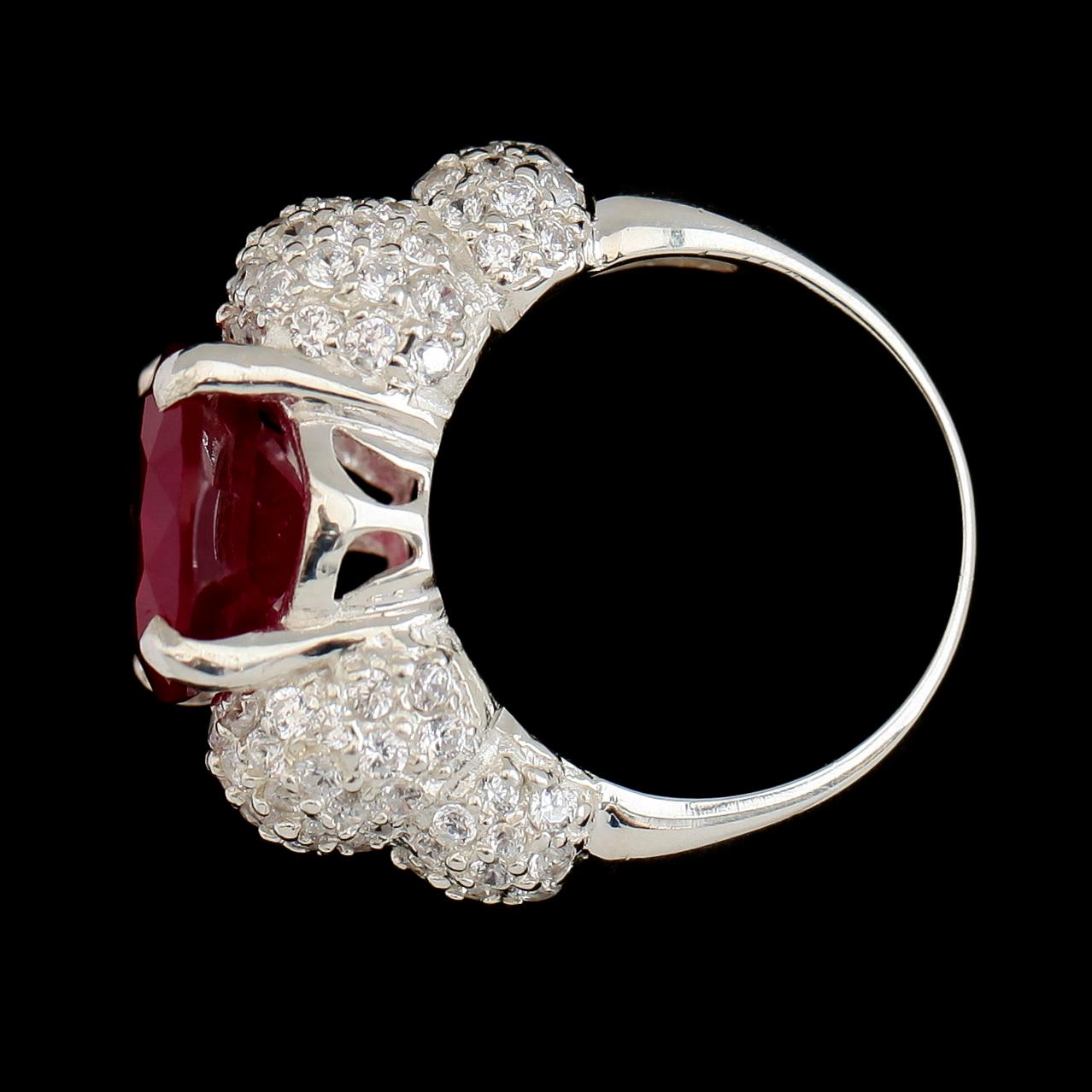 RING, vitguldspläterat sterlingsilver, rubin ca 10.00 ct, vita safirer tot ca 2.10 ct.