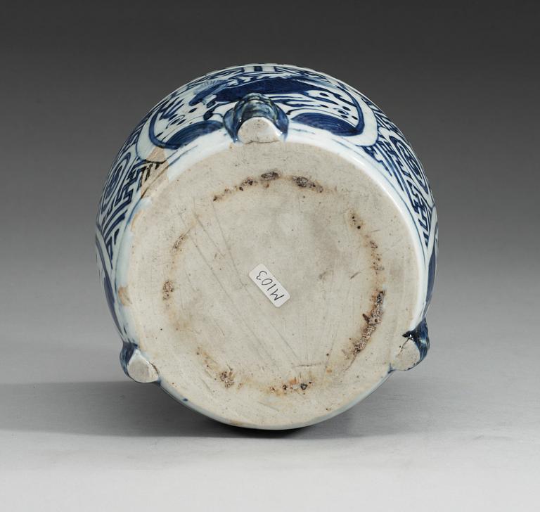 RÖKELSEKAR, porslin. Tripod. Ming dynastin, Wanli (1573-1619).