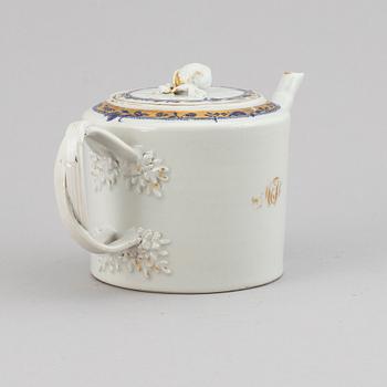 A blue and white teapot with cover, Qing dynasty, Jiaqing (1796-1822).