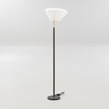 ALVAR AALTO, golvlampa, A 805, "Änglavinge", formgiven 1954.