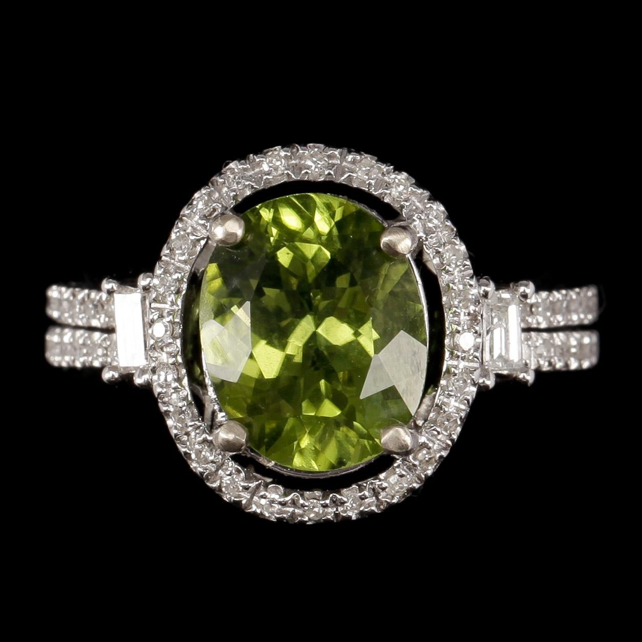 RING, 14k vitguld med oval peridot ca 2,8 ct och olikslipade diamanter. Vikt ca 4,9 gram.