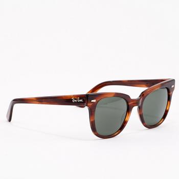 SOLGLASÖGON, 2 st, "Wayfarer II" samt "Meteor", Ray Ban,  1900-talets fjärde kvartal.