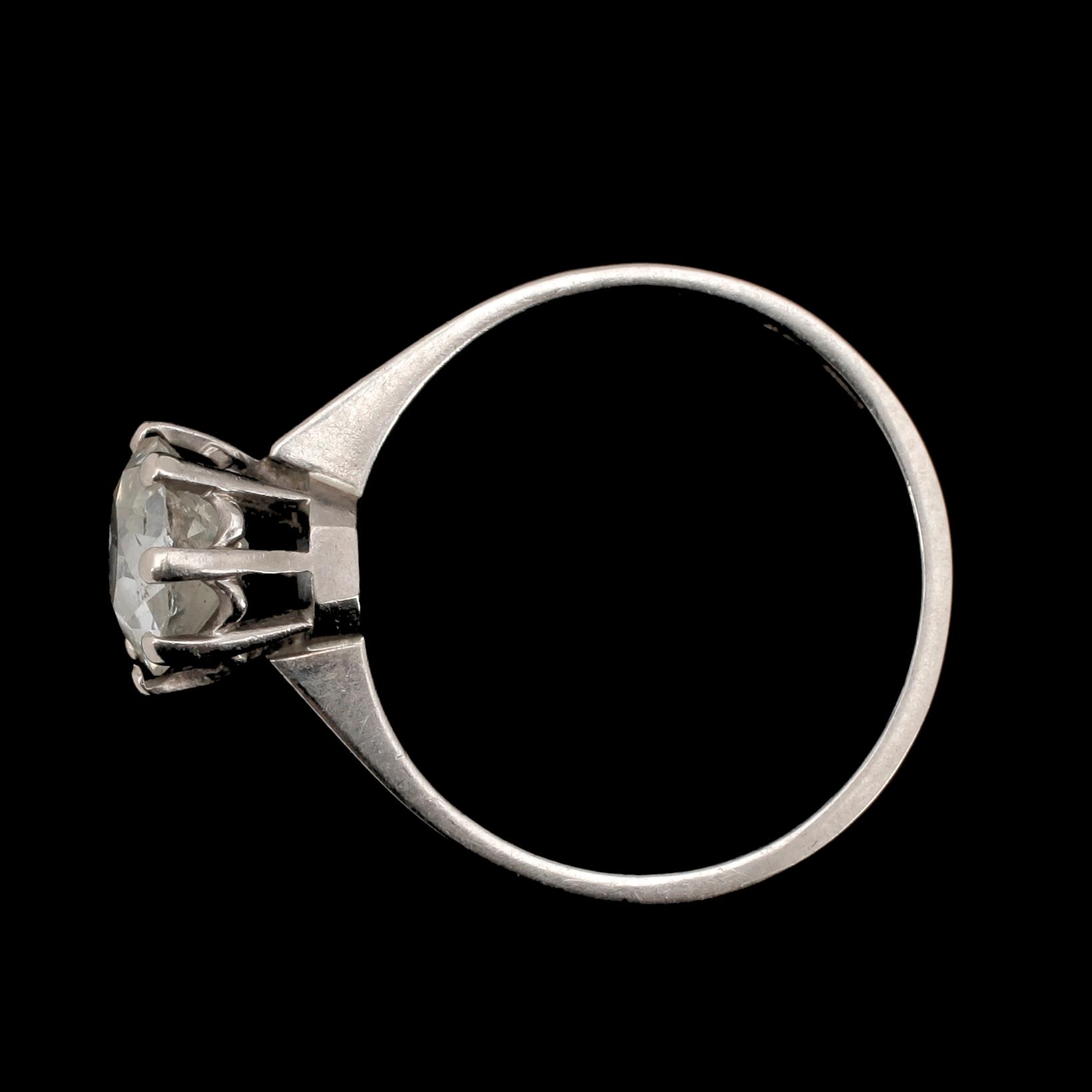 RING. Enstensring, 18k vitguld med antikslipad oval diamant ca 1,20 ct.